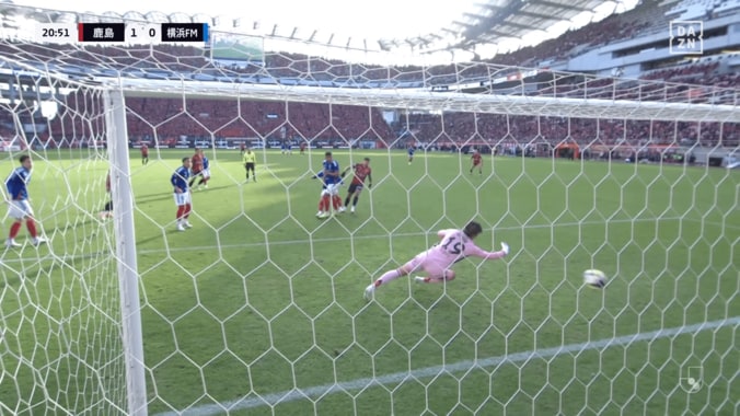 嘘だろ！？鹿島MFが「キャプテン翼やん」「ファンタジスタだ」ミス帳消しのスーパーアシストにファン驚愕「執念でカバー」 5枚目