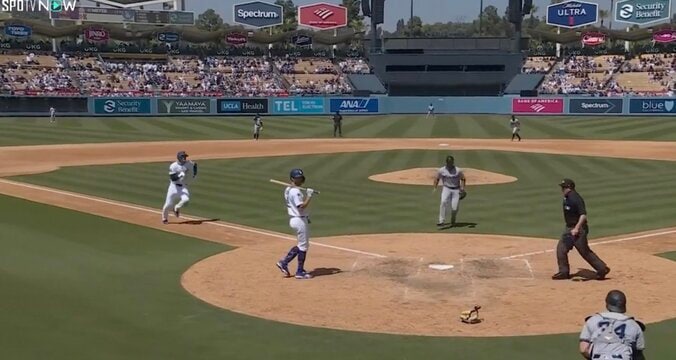 【写真・画像】何が起きた…？ 大谷翔平にビビって投げたくない！？ 相手投手が“不自然な動き”「そりゃそうなる」「怖すぎだろw」 解説者も思わず同情　1枚目