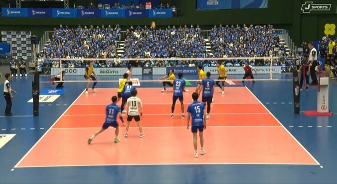 男子バレーで“125キロ”の弾丸サーブ 威力がすごすぎてレシーブしたボールが天井直撃の珍事 3枚目