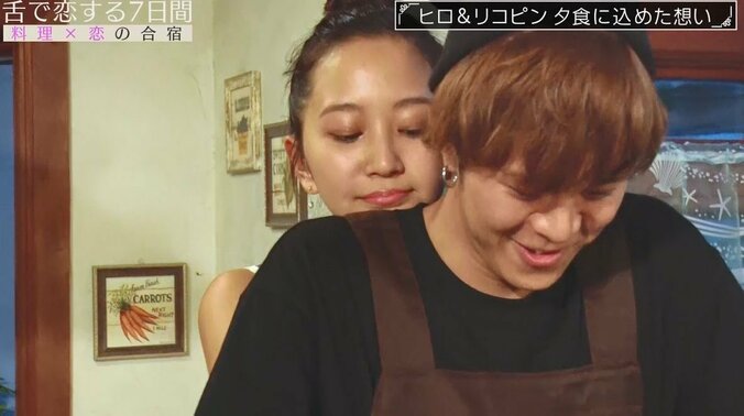 背後からぴったり密着して手を絡ませながら米研ぎ…積極的美女の料理作りにフット後藤「四捨五入したらもうSEX」 9枚目