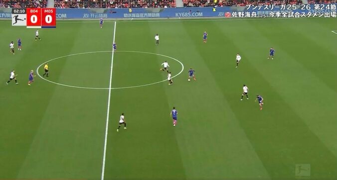 「ガチで上手い」佐野海舟、まさかの“一瞬の動き”「ドン引きやん」相手2人を置き去り→密集を切り裂くドリブル突破 2枚目