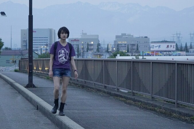 スクールカーストの頂点に君臨する成田凌、そしてそれを眺める「私」…エモさ爆発『ここは退屈迎えに来て』場面写真解禁 6枚目