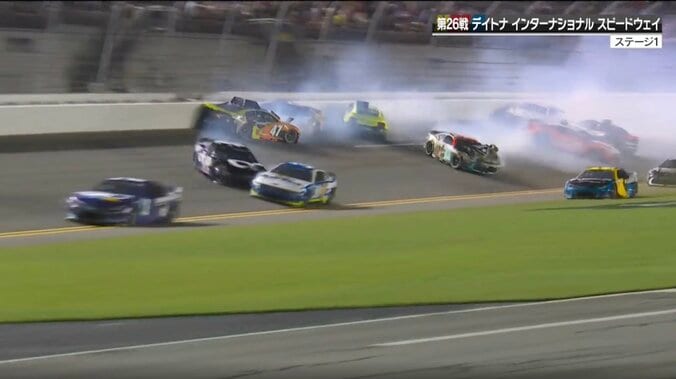 目の前で多重クラッシュ発生もほぼ無傷！ “奇跡的すり抜け”に現役最強ドライバー「俺はサンドイッチになってしまった」無線で驚き 4枚目