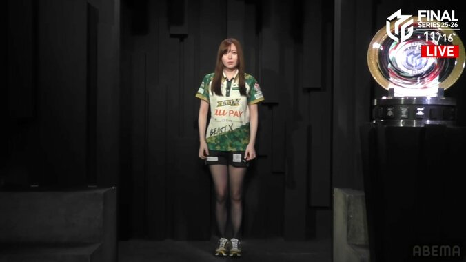 美女雀士・東城、サラサラなストレートヘアにスラリと伸びた美脚