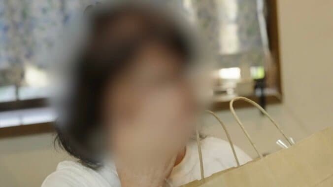 【写真・画像】22歳“幼卒”男性「他のお母さんだったら…」 13年ぶり外出で購入した感謝の花束に母親涙　1枚目