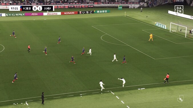 伝説級の珍プレー！“前代未聞のファウルスロー”が爆笑の渦「慌てすぎだろw」「林さんの『山田く〜ん！』が面白い笑」「得点直後に酷すぎる笑」川崎FWに解説陣も総ツッコミ 4枚目