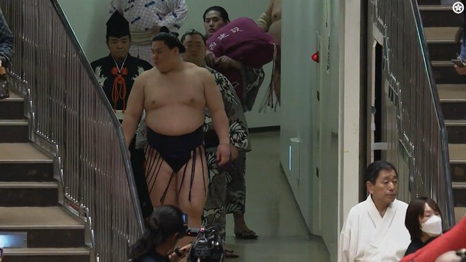 「義ノ富士の後ろにまたイケメン」花道奥、偶然の光景にファン熱視線 “ざんばら”髪の若手力士「さすがに目立つ」 2枚目