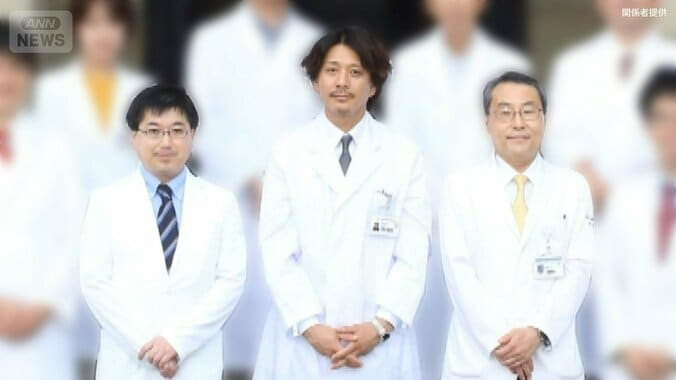 白衣を着た（左から）吉崎被告、引地被告、佐藤被告