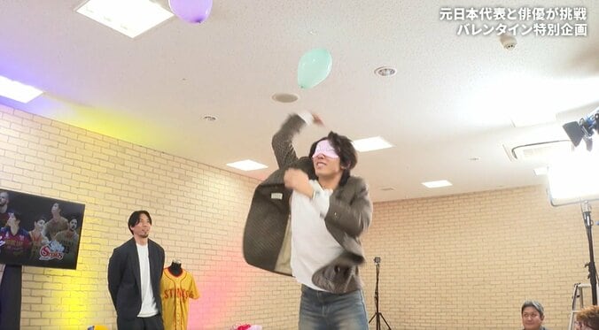 目隠し外したら“あら、イケメン”  人気俳優が“変顔”アイマスクで面白チャレンジ 珍光景に「目隠しの柄w」「面白いこれww」ファンもドキドキ 3枚目