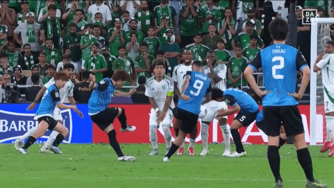 意図的？ミス？ 川崎Fの“ツインシュート”にSNS沸騰「何をやってるw」「ちゃんと狙った」「キャプテン翼ばり」珍しすぎるフリーキックの瞬間【ACLE決勝】 2枚目