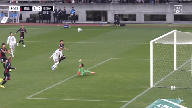「気持ち悪い（褒め言葉）」鹿島GKの“神業セーブ”にファンどん引き！「人間辞めてる…」早川友基が昨季MVPの実力を証明「もう笑うしかないぜ」 5枚目