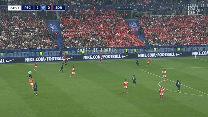 「伊東だけが通用してるな」伊東純也、PSGの“2人がかり鬼プレス”をかわす圧巻“8秒”ボールキープが話題「ボール奪われないのすごい」 4枚目