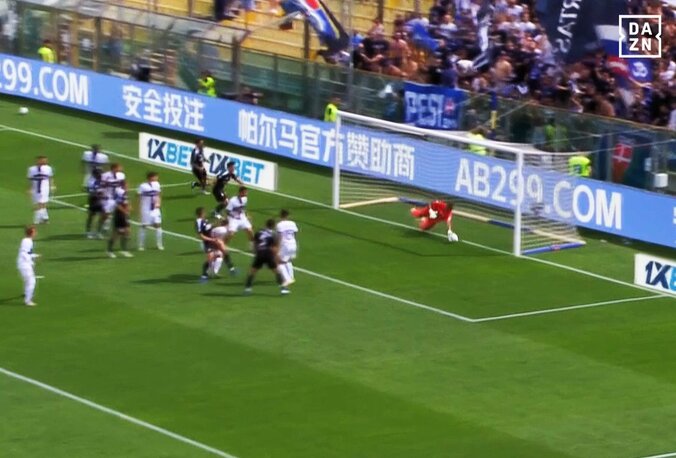 「猫のように飛んだ！」鈴木彩艶の“奇跡のワンハンドセーブ”を現地メディア激賞「傑作級の瞬発力」「決定的」至近距離ローボールに超反応した瞬間 3枚目