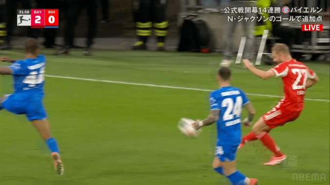曲がって落ちた！バイエルンSBの“ベッカム風クロス”にSNS騒然「神すぎる」「軌道が美しい」ピンポイント・アシストの瞬間 3枚目