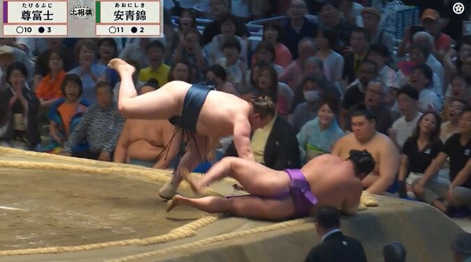 安青錦、尊富士を撃破も…“ポッコリ”な左足に「足ヤバそう」「精神力ヤバすぎ」取組後の姿に悲痛な声「この足で真っ向勝負とか」驚嘆の声も 3枚目