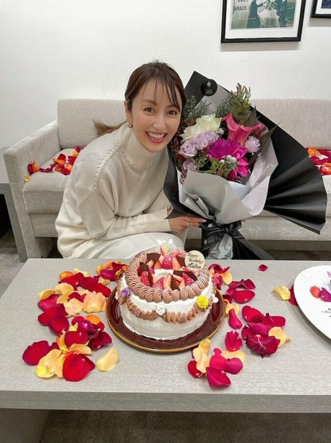 矢田亜希子、贅沢な誕生日ケーキに感激「1人で食べちゃいました」 1枚目