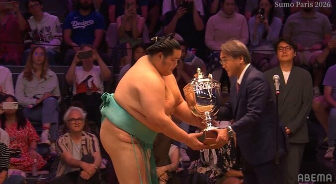 一体、何人前なんだ! 琴櫻に贈られた総合優勝の副賞が“規格外” 大相撲パリ公演での一コマ 5枚目