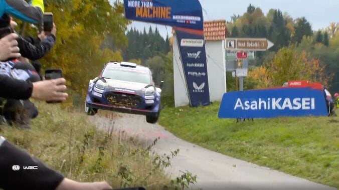 頭のネジがぶっ飛んでる！世界最速ラリー車、大ジャンプの着地で「横に向くぐらい反ってます」 足回り大破→“それでも走る”衝撃光景 2枚目