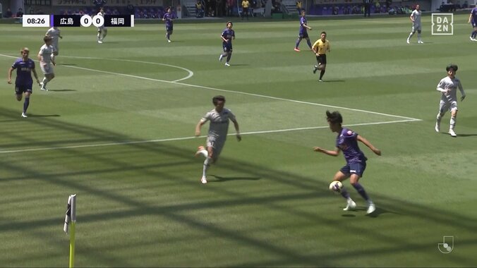 磁石かよ！足元に吸い付く驚愕の“ビタ止めトラップ”が話題「半端ない」「神トラップ」背後からのロングボールを走りながら完璧クッションでおさめた瞬間 5枚目