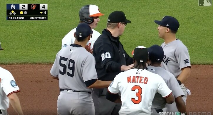 【写真・画像】一体、何が起きた？ マウンドから睨んでニヤつく… 160キロ超え剛速球連発！“史上最速男”チャップマン、奪三振後に“恐怖リアクション”　1枚目