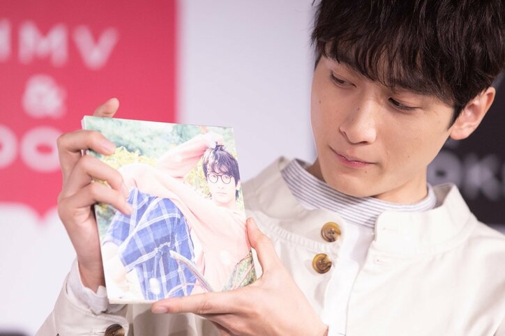 小関裕太が“ゆるえろ”に挑戦!2019年カレンダーで「決め顔なしの色気」を表現