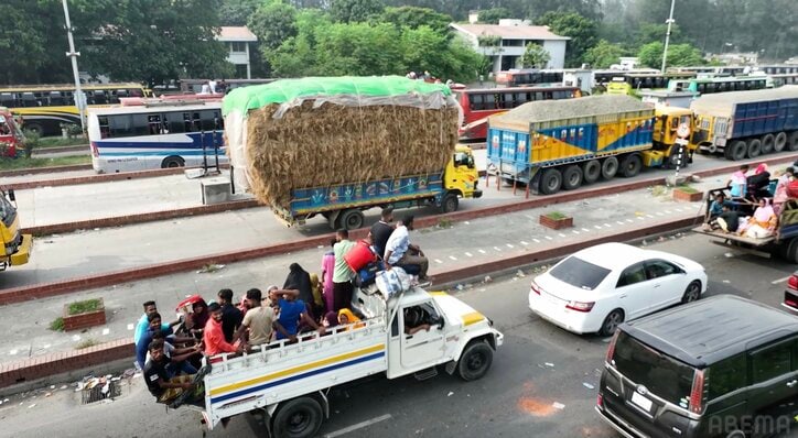 【写真・画像】銃を持った軍人が出動「撮影禁止だ!」南アジアの渋滞に、日本人ディレクターが驚愕「横のバスは麻薬の売人でした」 2枚目