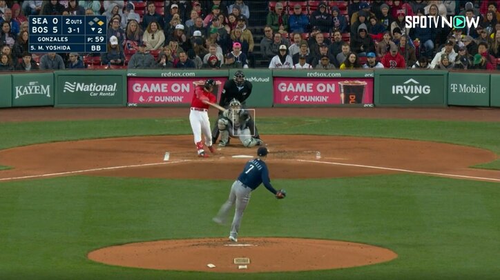 吉田正尚、105マイルの超速打球がピッチャーを強襲。センター前には抜けずとも内野安打に「ピッチャー大丈夫か」「ピッチャーを攻撃したw」