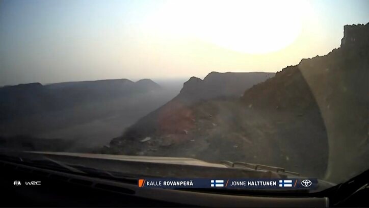 【写真・画像】断崖絶壁も躊躇なし！世界最速ラリーカーが“崖っぷち”を攻める圧巻シーン 捉えた狂気のダウンヒルに一流の妙技　1枚目