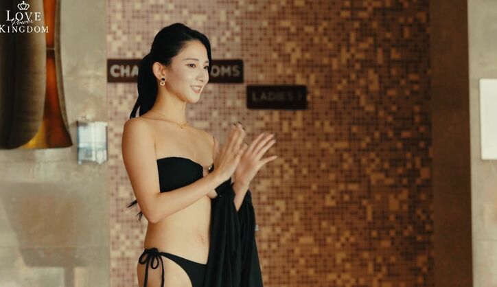 【写真・画像】4人の水着美女がマッチョイケメンを取り囲み…ハーレム展開に霜降りせいや「これなんやねん!」 3枚目