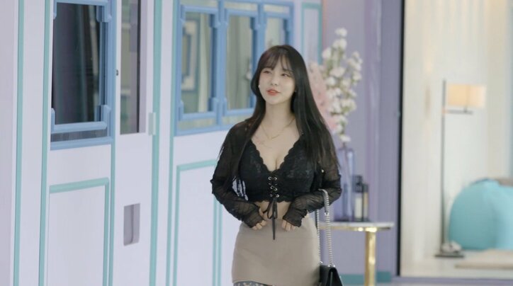 恋愛経験豊富なアイドル系美女、美脚＆胸元を大胆露出した悩殺私服に男性たちが動揺『恋するアプリ Love Alarm』#3