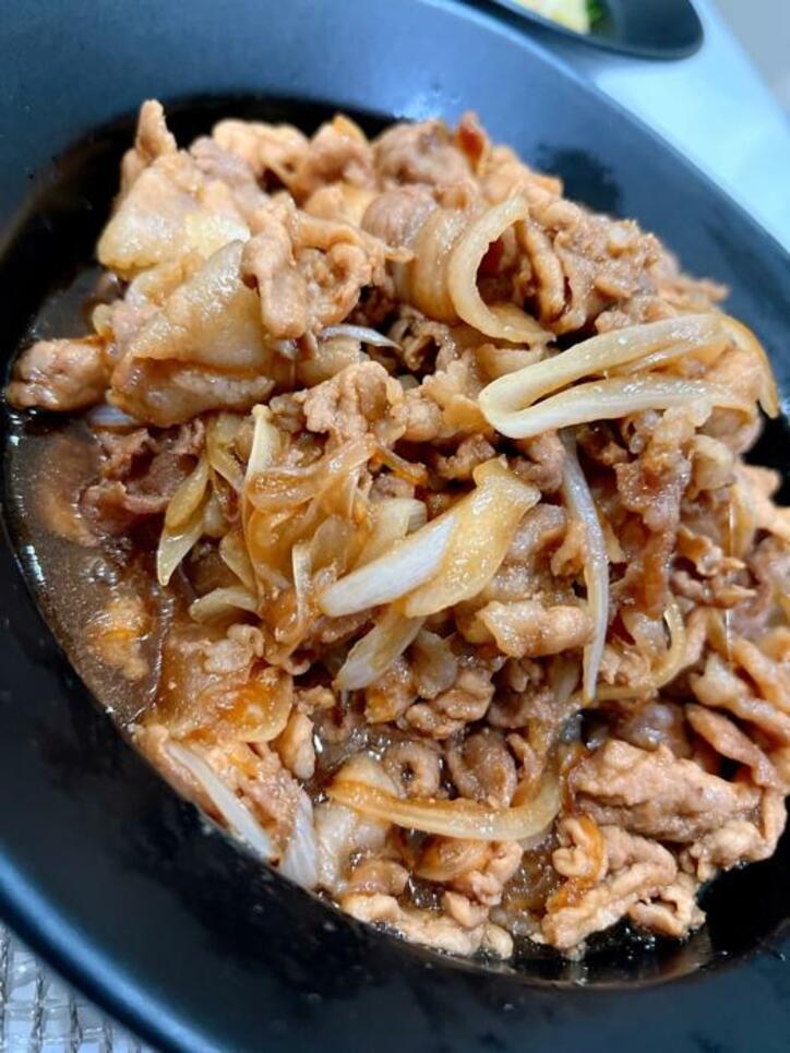  渡辺美奈代、米1升＆豚肉1kgを使い作った夕食を公開「すごい量」「献立最高」の声 