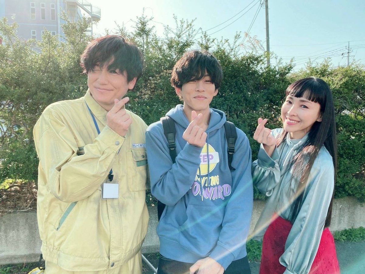 松坂桃李 井浦新 麻生久美子との キュンです ポーズを披露し 素敵 可愛らしい と歓喜の声 話題 Abema Times