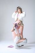 HIBRID ENTERTAINMENTのフィメールプロデューサーA$AMIが全曲プロデュースする現役ダンサー BigDollarDoll デビュー。”Madam Woo”にて実際にダンサーとして活躍するフィメールラッパーBigDollarDoll 衝撃のデビュー作。