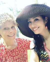 アンミカ、義母とハワイの海辺を散歩「初の娘のように溺愛してくれる」