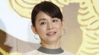 石田ゆり子 「なじむ感じがたまらない」16万円超の“バケツ型バッグ”