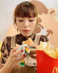 若槻千夏、マクドナルドを黙々と食べる姿に「わんぱくに食べてるのかわいい」「ありのままなトコが大好き」の声