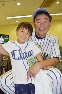 東尾理子、“じいじ”のピッチングに驚く息子の姿公開「この貴重さをいつ実感するのか」