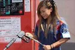 「ガソスタのバイトで手取り12万円。養育費はもらってない」41歳のおばあちゃん、3人の子供を育てるために選択した驚きの職業「祖父に20万円借金して」