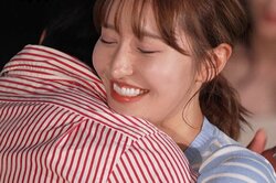 ギャル系セクシー女優、へそチラ＆ミニスカ姿で22歳大学生とラブラブハグ