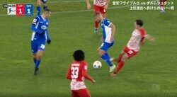 体を張って潰す！“戦術的ファウル”でプレーをブった切る 背後から相手の足を冷静に刈り取る瞬間　イエローカードと引き換えにピンチ阻止したシーン 