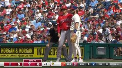 大谷翔平、憧れの選手とベース上で“プチハグ”にファンも「最高」大谷は2年連続150安打、ハーパーはメジャー通算300本塁打と夢の競演