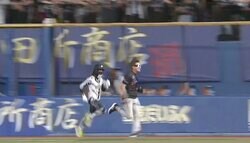 “謎の覆面男”がグラウンドに乱入！ 里崎氏がブチギレ！？「誰も注目してない」「全然面白くない」ダメ出し連発　放送席を飛び出して千葉ロッテのダッシュマン対決に参戦→惨敗