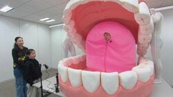 「ファミチキ」が「ファミキキ」に…「ち」をうまく言えない11歳少女の悩み、エース探偵&専門家との特訓で克服できるか