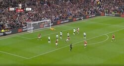 スタジアム騒然… リバプール遠藤航が目の前でやられた！ 同点ゴール被弾、思わず天を仰いだ瞬間　ファンの意見が真っ二つに割れた痛恨の失点シーン