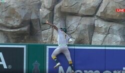 何してんだよ！ヤバすぎる…“まさかの本塁打キャッチ”「狂ってるw」 球史に残る“超神業スーパープレー”が話題に「ホームランを盗るために生まれた男」