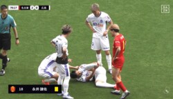 「レッドカードだろ！」名古屋FWの“超危険タックル”に批判殺到「悪質」「あのスピードで真後ろは…」広島FWが負傷退場→監督も判定に激昂「審判も罰を受けるべき」