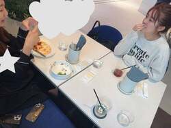  川崎希、元AKB48のメンバーと一緒にランチ「同じ年でおうちも近くてず～っと一緒にいた」 