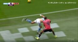 批判殺到！「死ぬだろ…」「退場させろ」ファウルにブチギレてヘッドロック→首をつかんで場外に投げ飛ばした瞬間　イングランド代表FWの凶悪プレーに大ブーイングの嵐