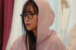 圧倒的にモテてきた低身長モデル、メガネ＆フードの部屋着姿が“いい女”すぎて…ギャップに絶賛の声「黒メガネという手法を取り入れた」「恋愛強者」