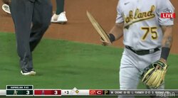 大谷翔平、バットが縦に真っ二つもパワーでレフトに運びマルチヒット 視聴者は「あんな割れ方する？」「どんな力だよ」と驚き